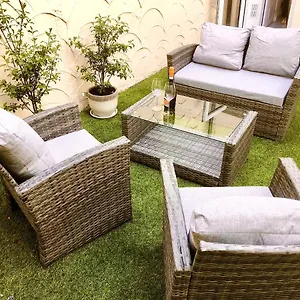 *beachfront*- Stylish, Spacious +private Courtyard Apartment