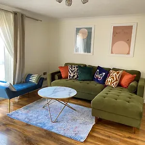 Stunning 3 Bedroom Family House In London, Private Parking And Garden, With Great Transport Links To London, The Excel Centre, Canary Wharf, The O2! Holiday home London